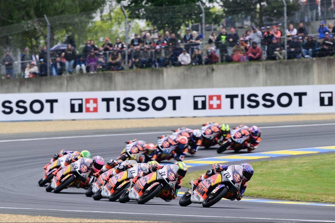 Ya se han celebrado las dos primeras citas de la Red Bull Rookies Cup en Jerez y Le Mans. Grandes carreras con unos tiempos por vuelta de record. Estos son los pilotos del futuro en Moto GP. Felicidades a todos, próxima carrera en dos semanas en el GP de Mugello. First two events of the Red Bull Rookies Cup done and dusted! Jerez and Le Mans were incredible races. This guys are so fast, they´re the future of Moto GP. Congratulations to all the riders. Next stop in two weeks, Mugello GP.